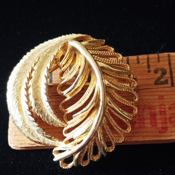 Lovely Elegant Leaf Pattern Gold Brooch - Picture 3 of 4